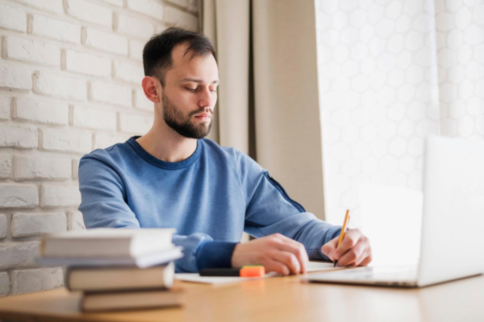 Material de estudio sobre mentalidad financiera con libros, notas y ejercicios prácticos