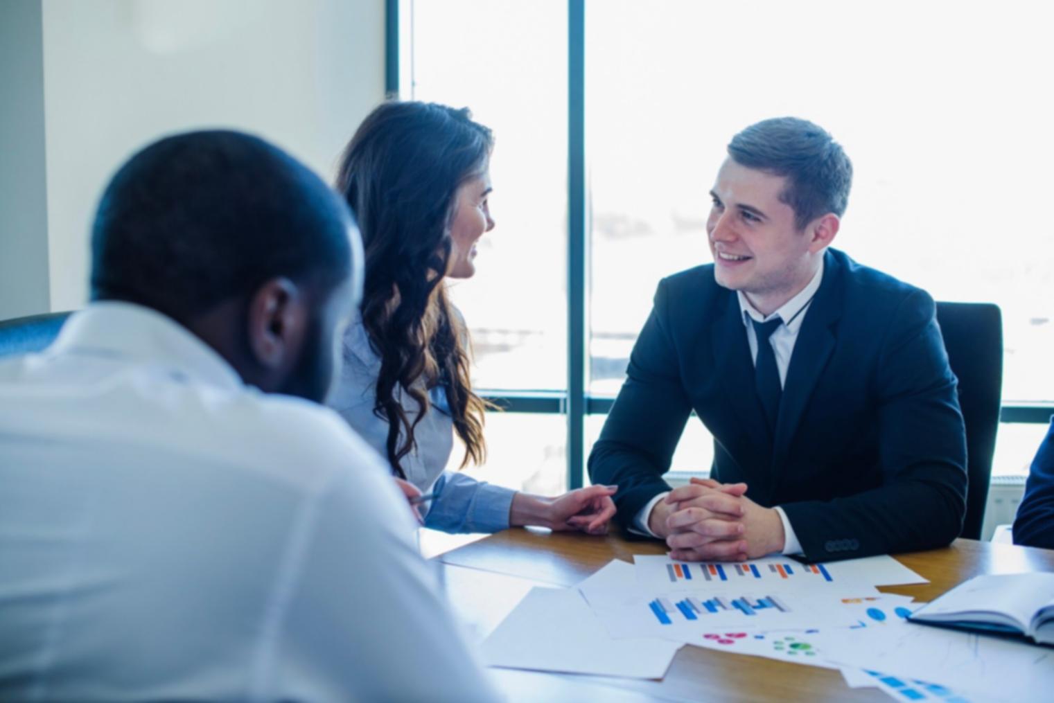 Ambiente de aprendizaje donde se discuten conceptos de mentalidad financiera